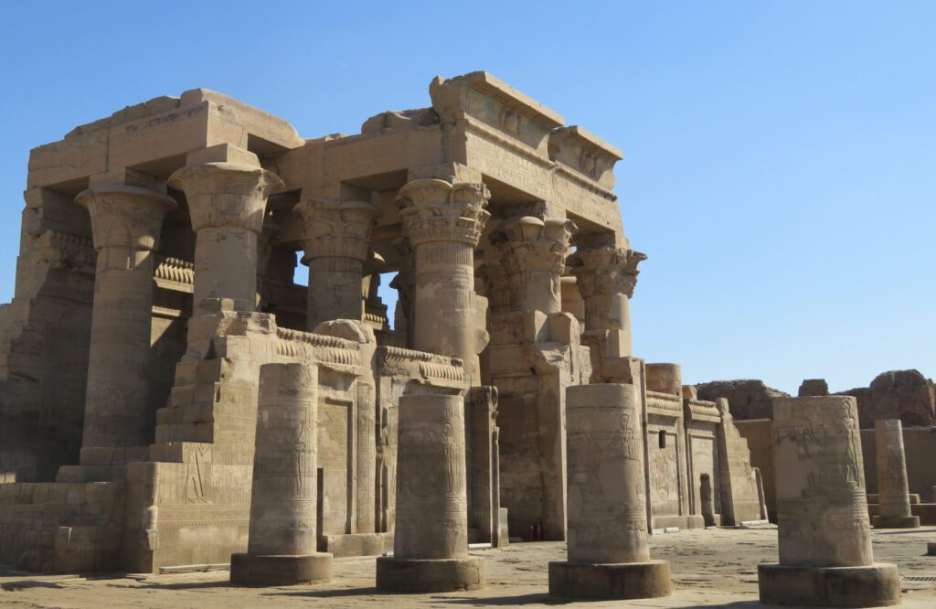 a photo showing the Habu Temple in Luxor