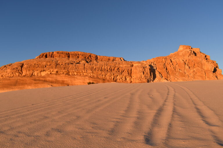 How can you keep cool and comfortable on tour in Egypt?